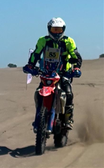 Moto de enduro andando en la arena