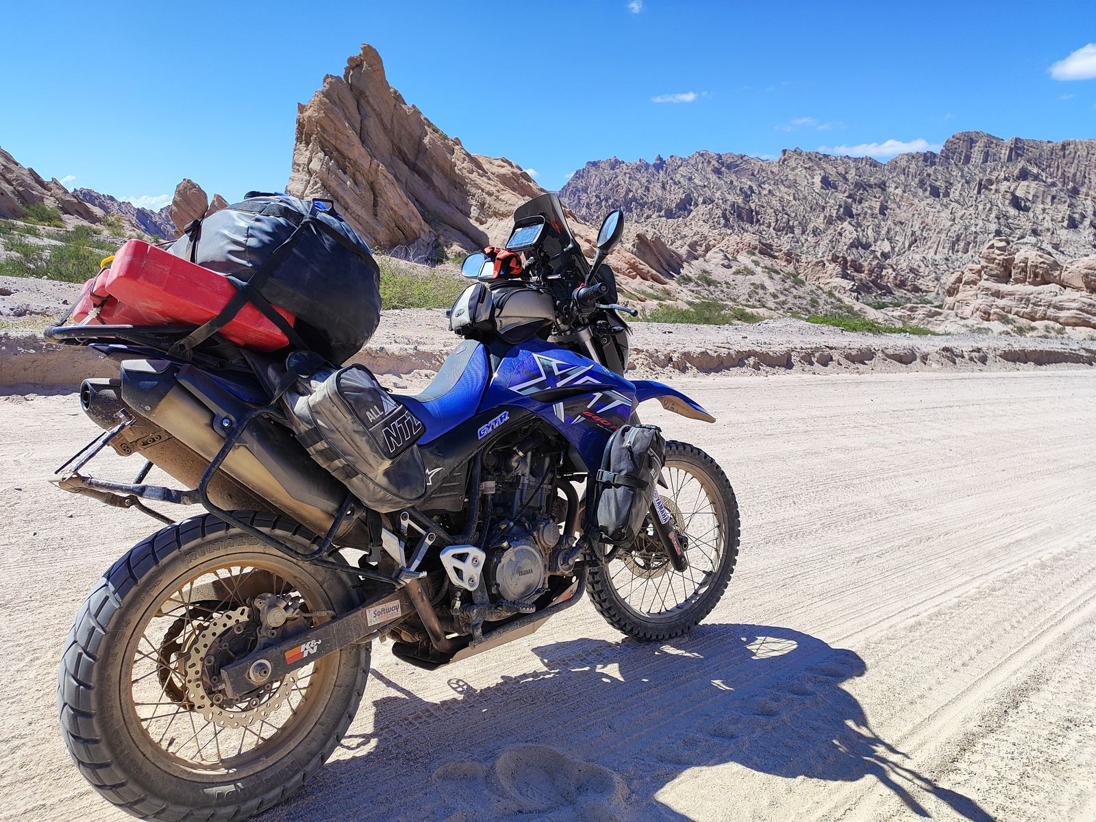 Moto trail cargada para viajar, en un camino de montaña de Antofagasta de la Sierra